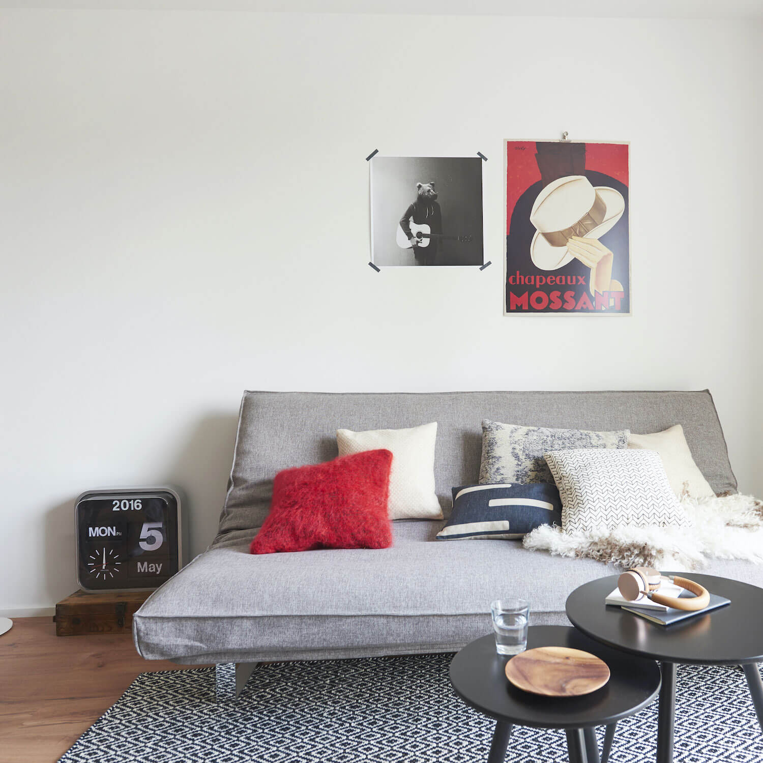 Studenten Apartment mit grauer Couch