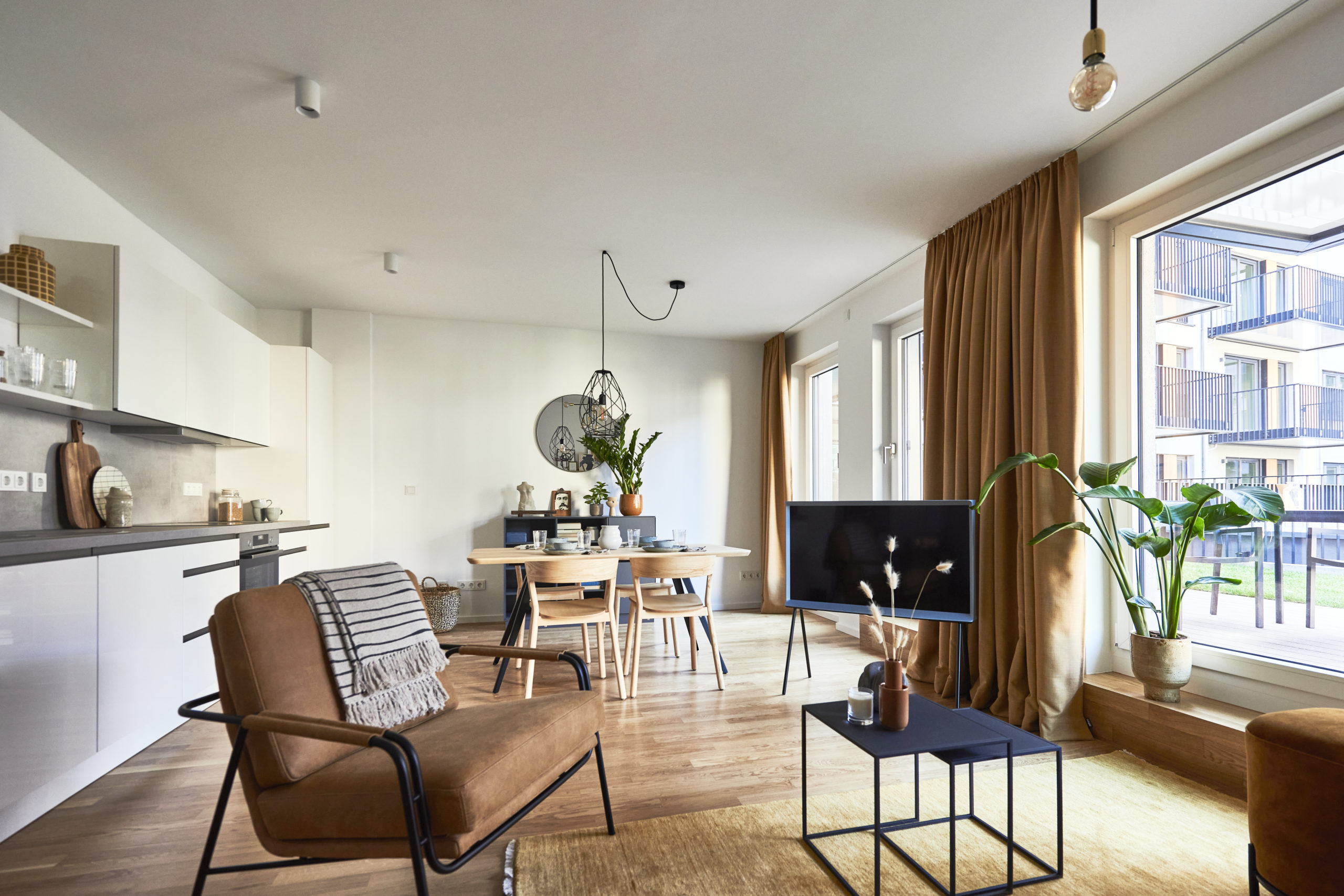 Großes lichter Wohn- / Essbereich in braunen Tönen