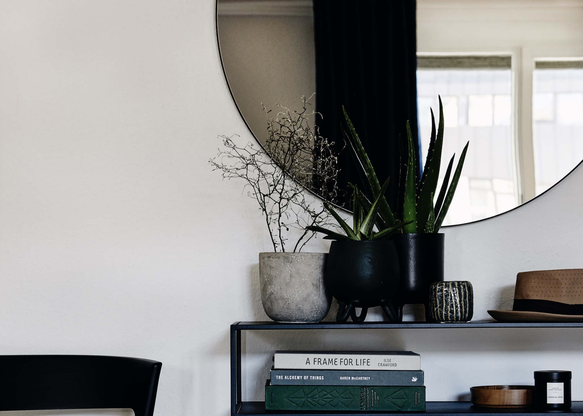 Deko wie Bücher und Pflanzen auf einem Sideboard im Urban Living Stuttgart