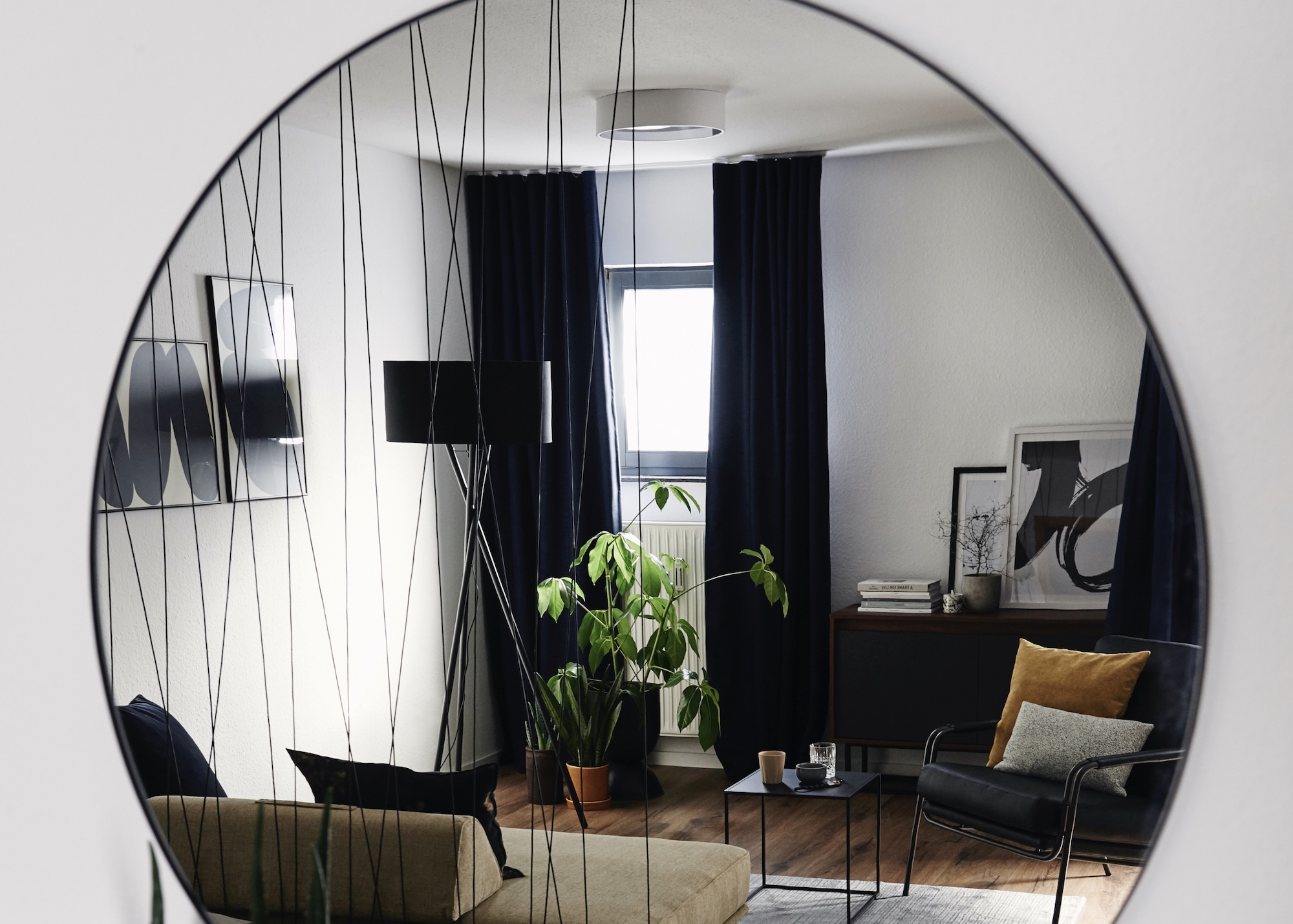 Blick durch einen Spiegel in ein Apartment des Urban Living Stuttgarts