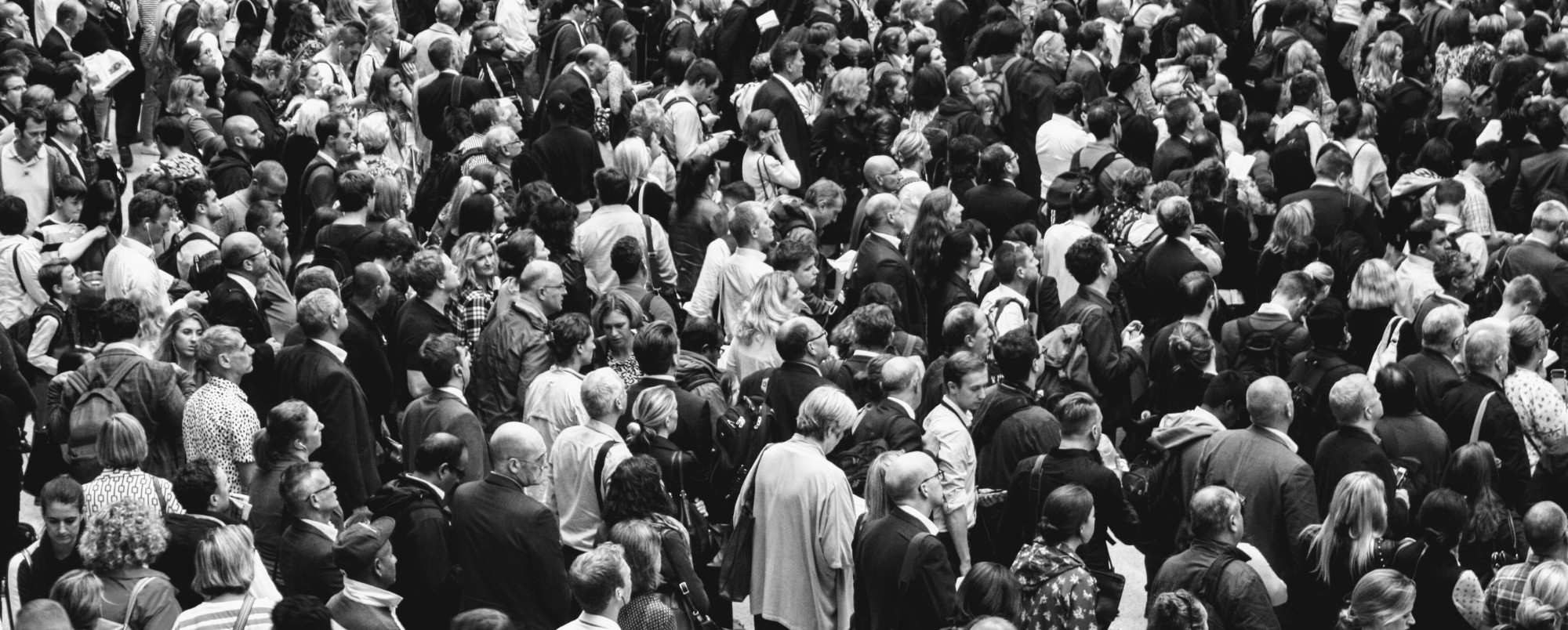 Viele Menschen auf einem Platz