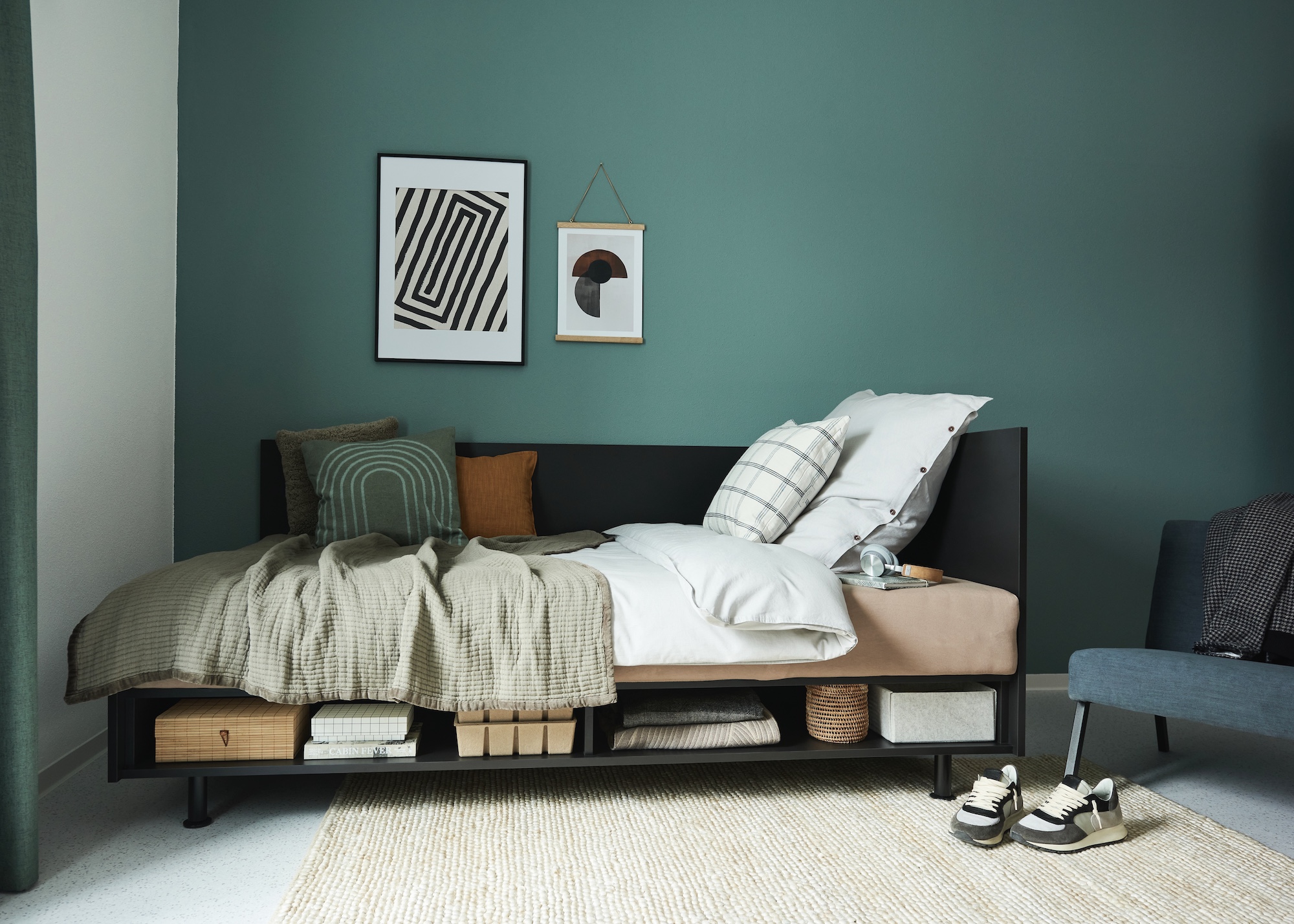 Deko wie Bücher und Pflanzen auf einem Sideboard im Urban Living Stuttgart