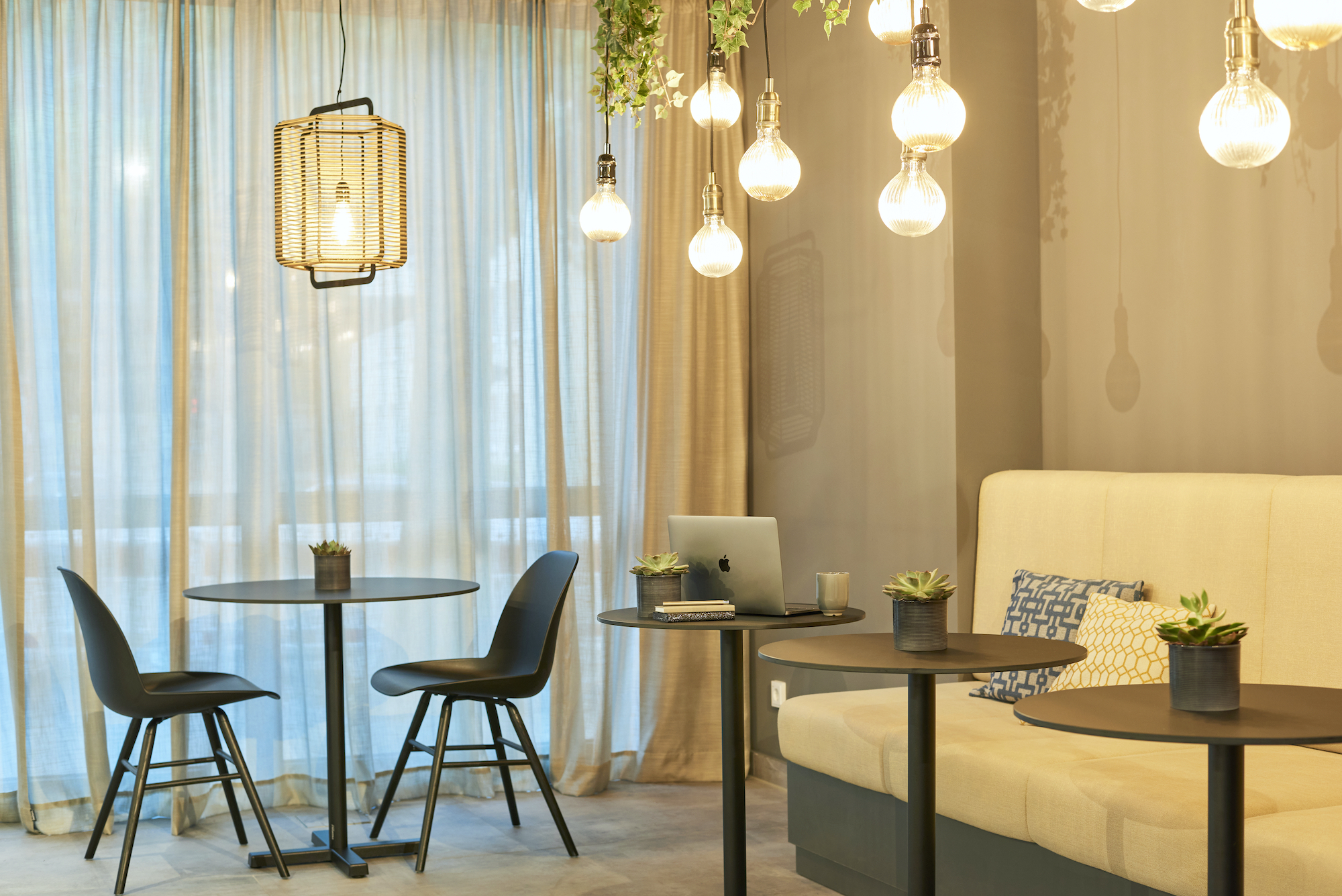 Nena Apartments Bochum Blick in die Lobby mit verschiedenen Sitzmöglichkeiten