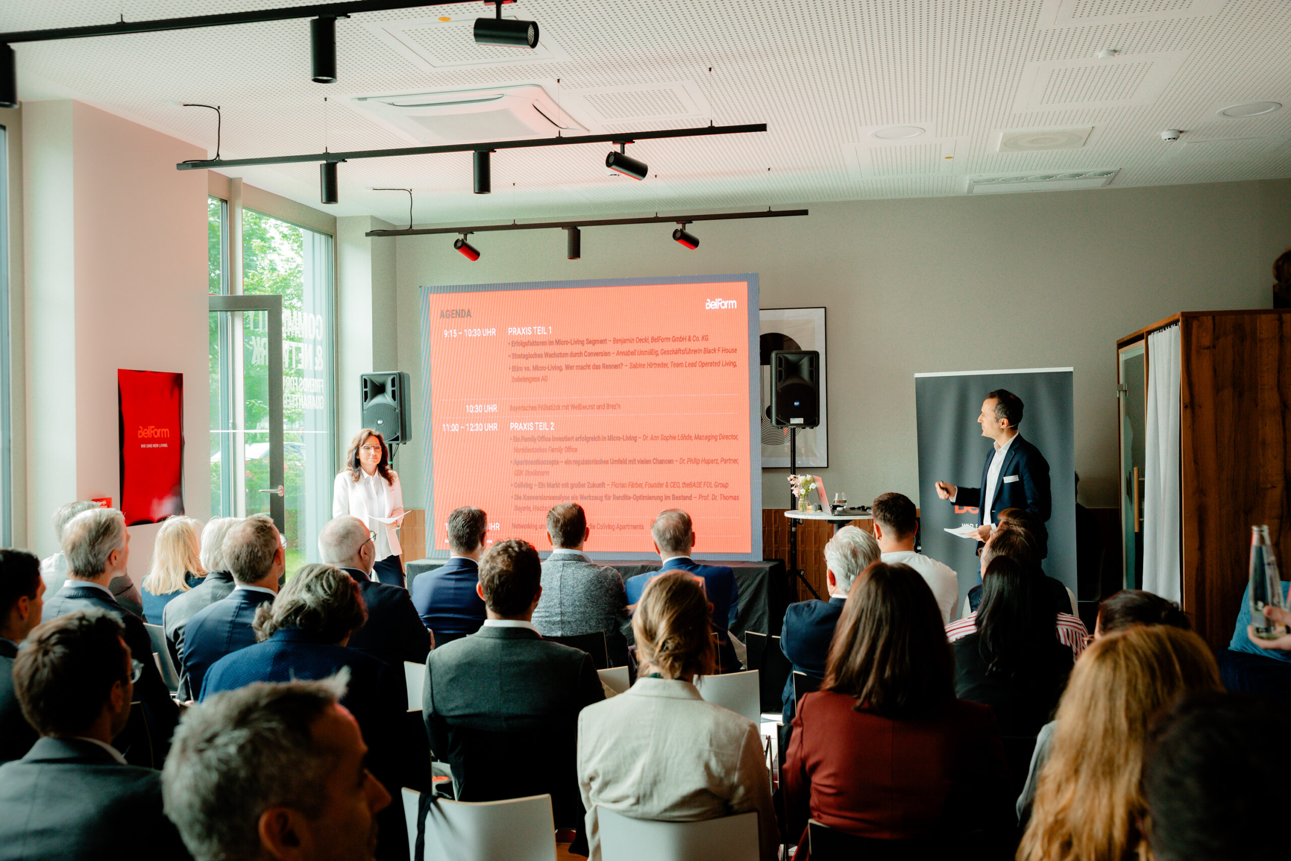 Zu sehen sind Benjamin und Sahra Oeckl bei ihrem Vortrag auf dem New Living Expert Circle.