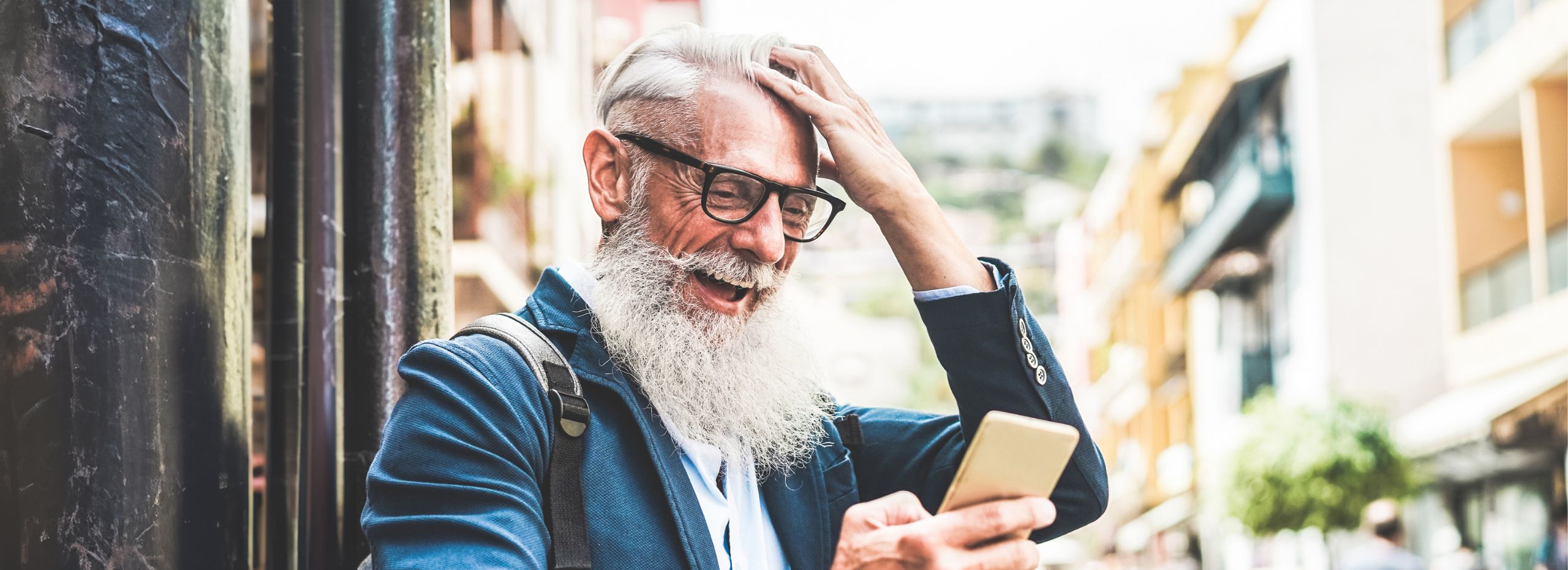 Mann im Best-Ager Alter entdeckt eine Stadt mithilfe seines Smartphones