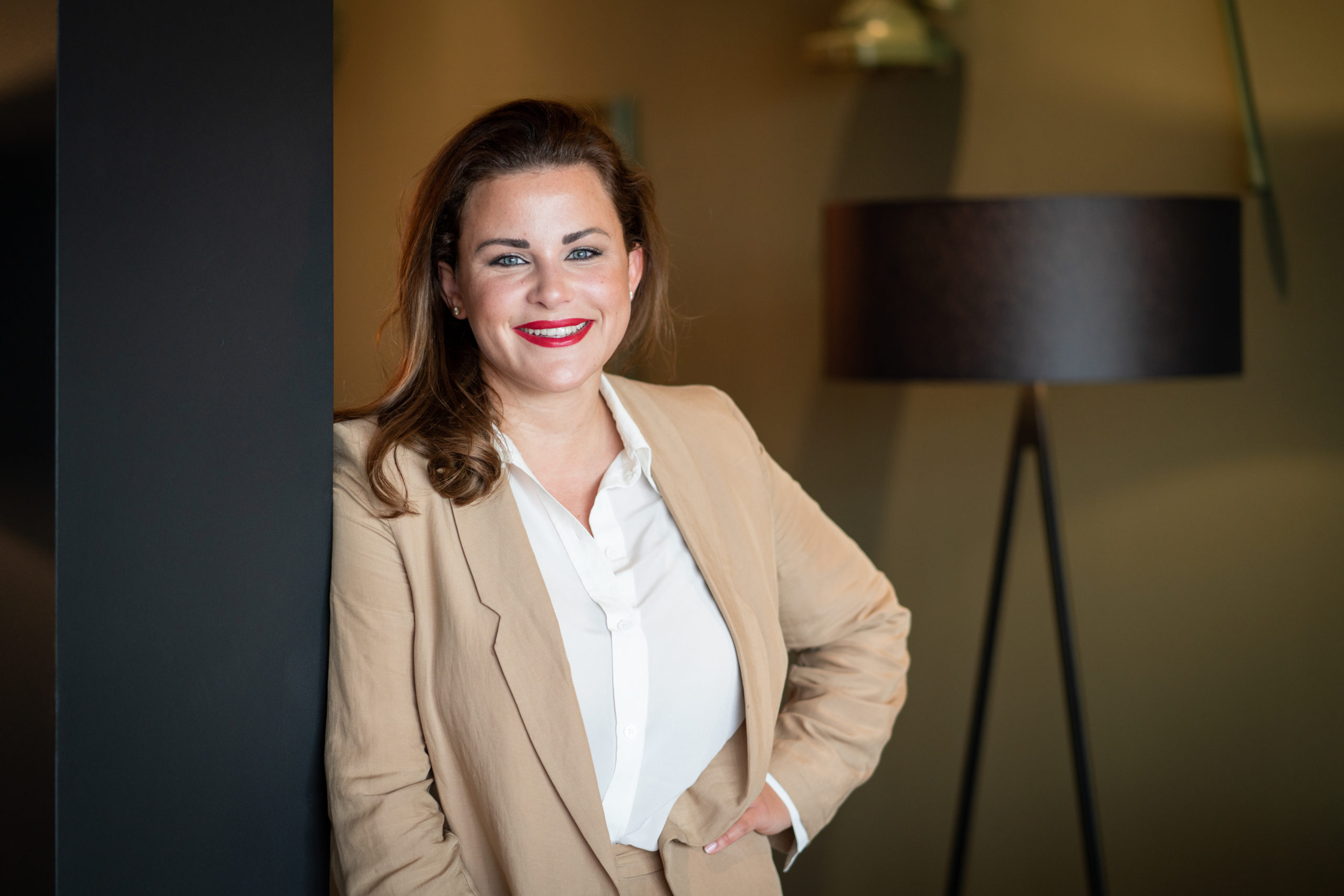 Zu sehen ist Annabell Unmüßig, Geschäftsführerin der Black F Apartments.