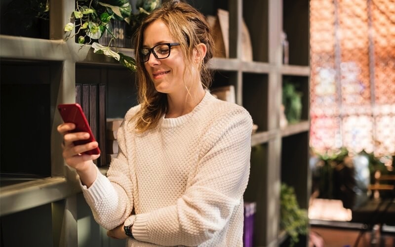 Frau mit Handy