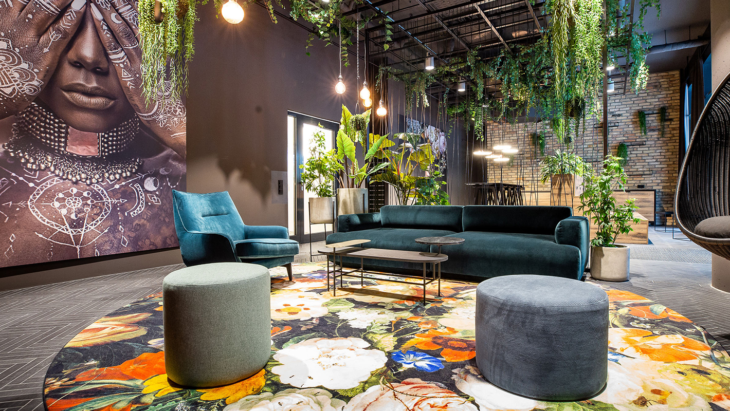 wichtig für Micro-Living Projekte in der Schweiz sind gemütliche Gemeinschaftsräume mit Sitzgelegenheiten wie im #behomie, die als Begegnungsort dienen