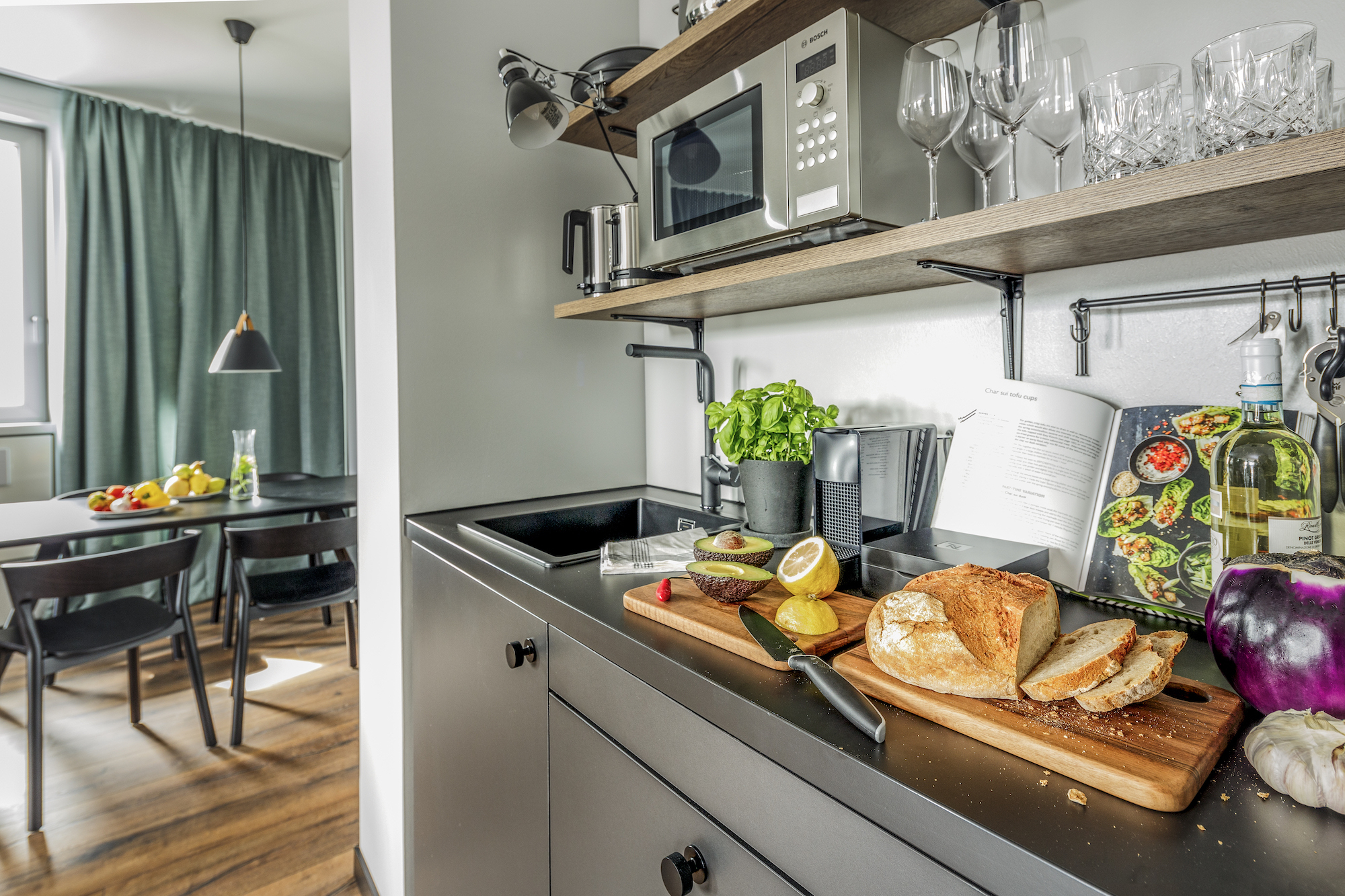 Die Küchen im Boardinghouse Black F laden zum gemeinsamen kochen ein