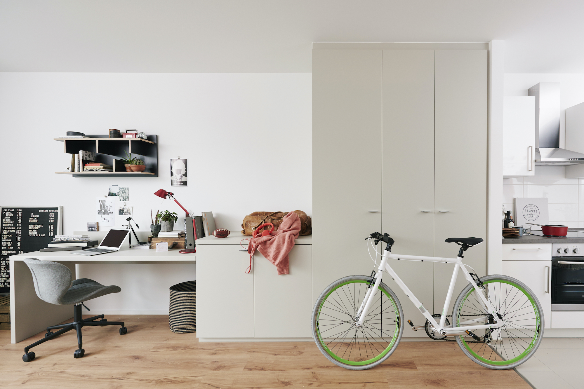 Modernes Studentenapartment mit Fahrrad im Raum