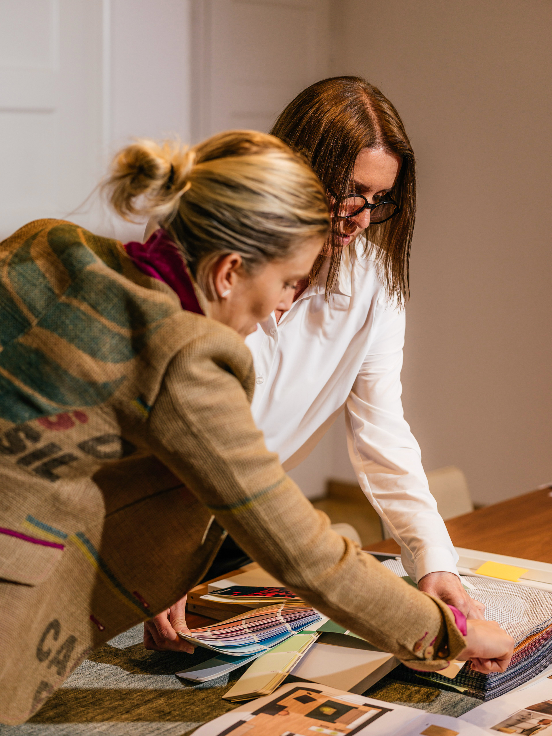 BelForm Expertin Bettina Martinek berät eine Kundin