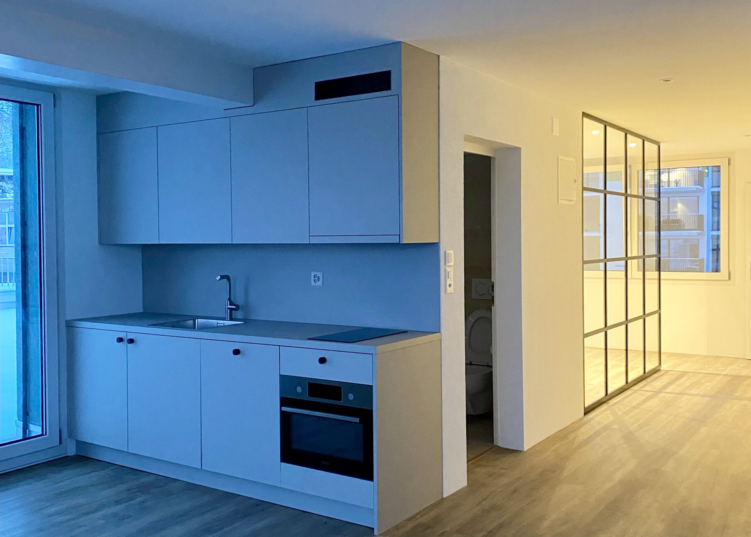 Einblick in das erste BelForm Micro-Living Projekt in der Schweiz, ausgestattet mit modernen Küchen, geräumigen Schränken und edlen Raumteilern.