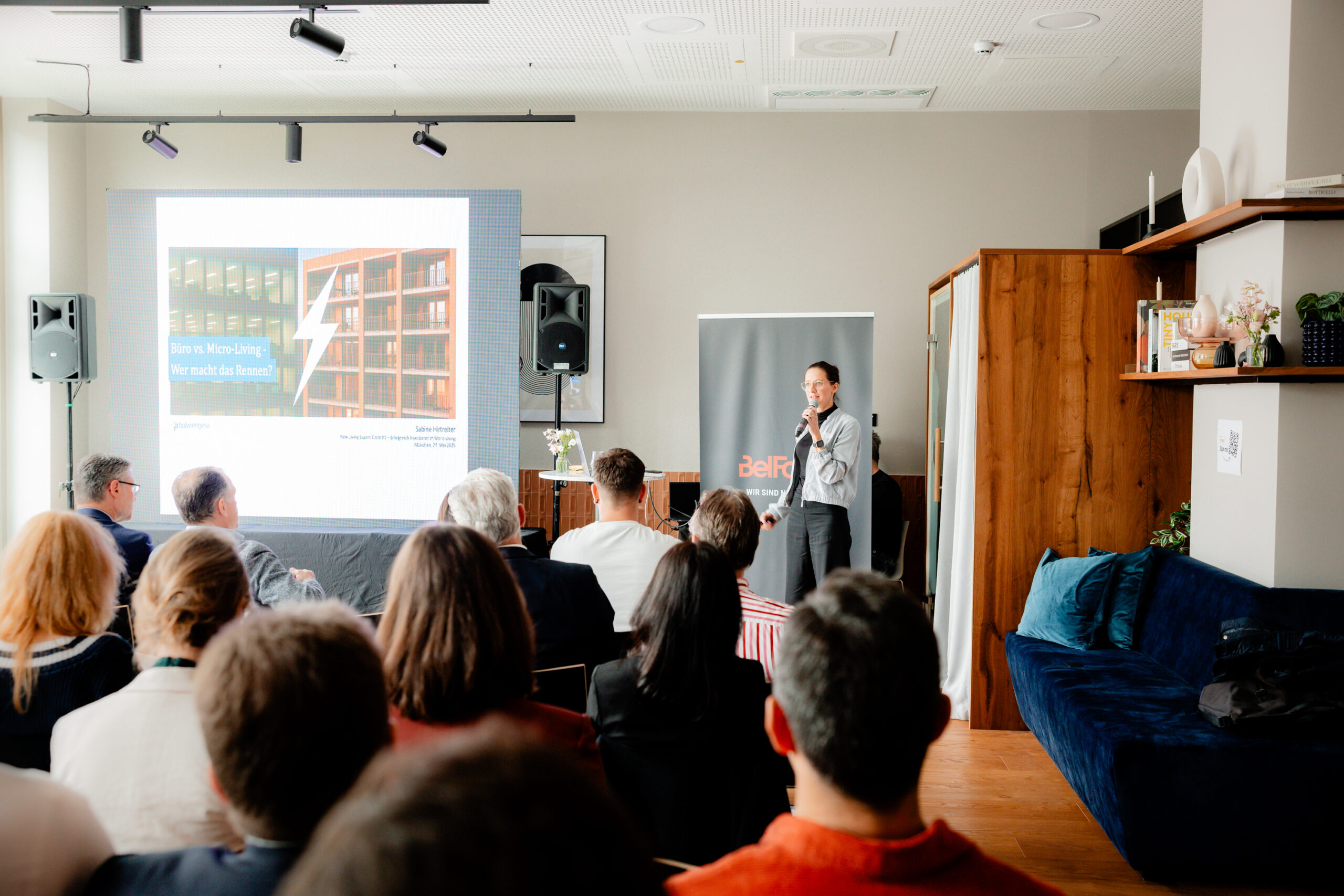 Zu sehen ist Sabine Hirtreiter bei ihrem Vortrag auf dem New Living Expert Circle 2025.