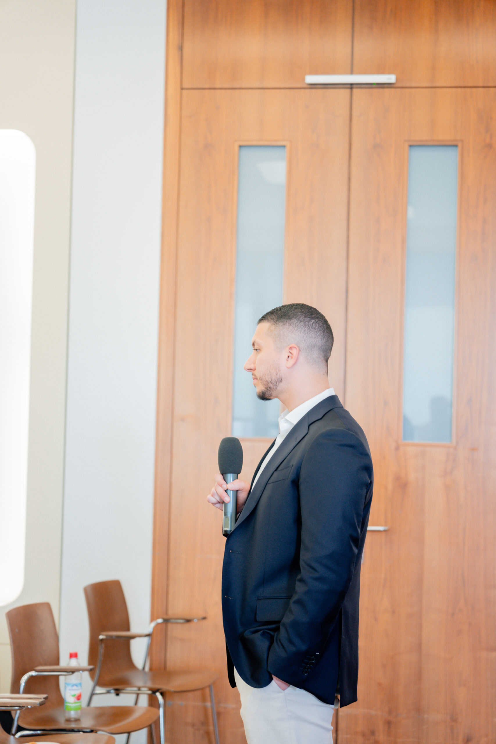 Zu sehen ist Tobias Hemmerich beim New Living Expert Circle #2.