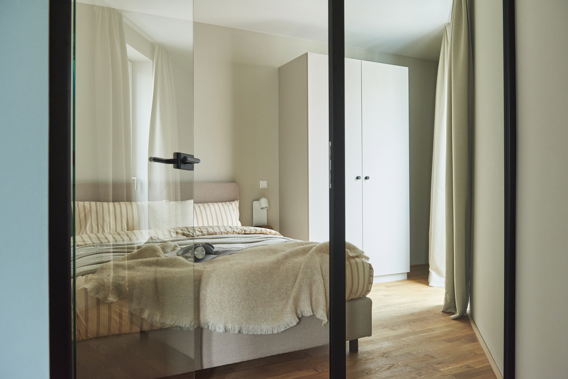 Zu sehen ist das Schlafzimmer in einem Apartment des Little East Frankfurt.