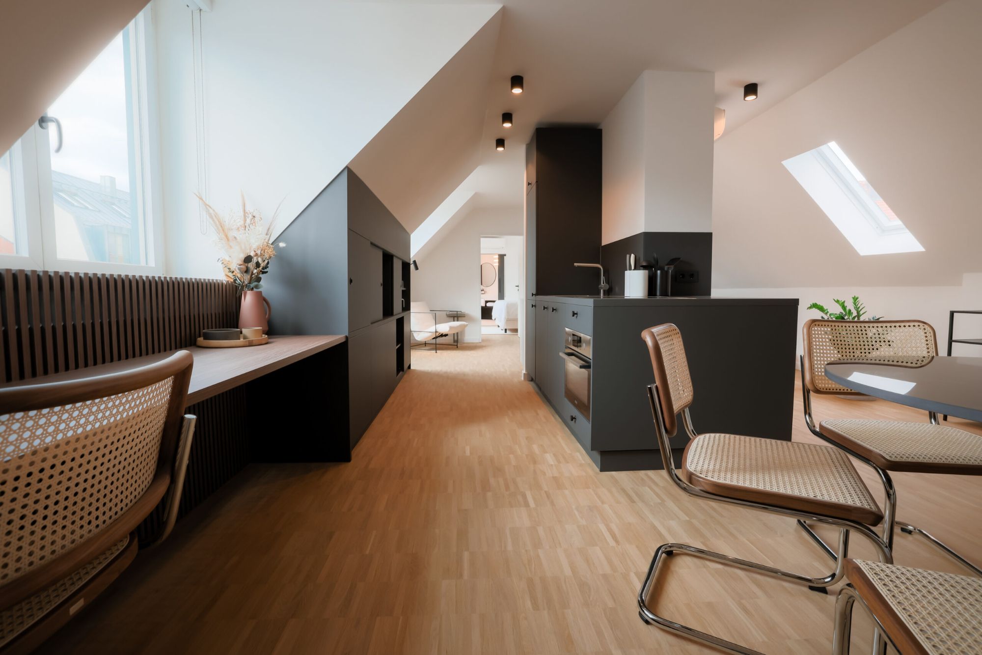 Bob W München Schwabing: möbliertes Apartment | BelForm: Konzeption, Planung, Realisierung, Digitalisierungsberatung