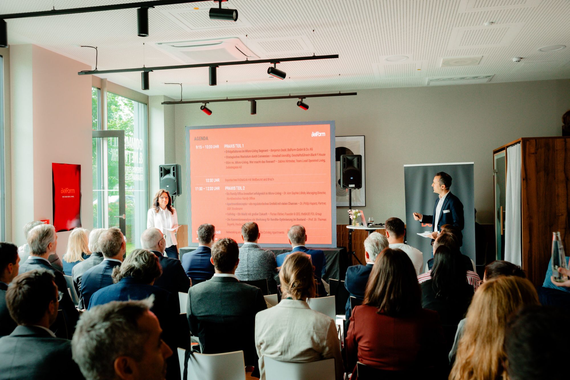 Zu sehen sind Benjamin und Sahra Oeckl bei ihrem Vortrag auf dem New Living Expert Circle.