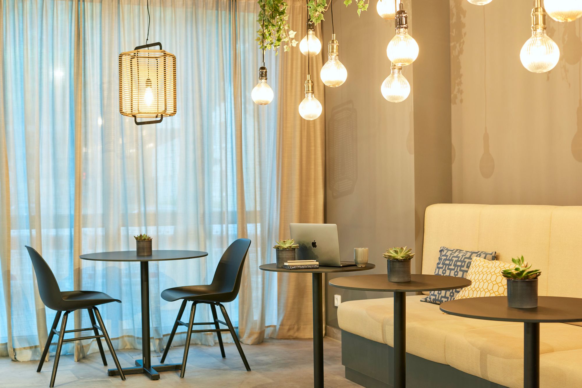 Nena Apartments Bochum Blick in die Lobby mit verschiedenen Sitzmöglichkeiten