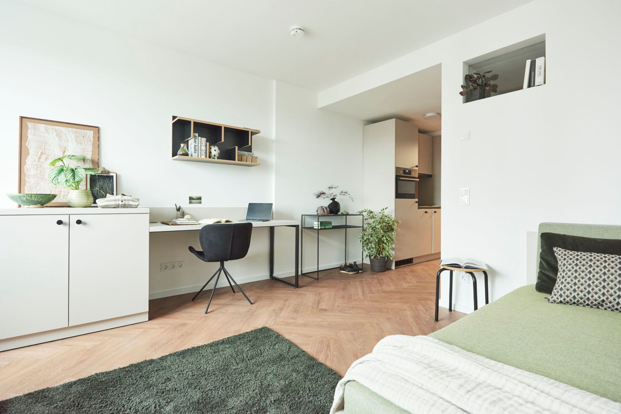 Möbliertes Apartment in der Krautstraße Berlin mit Arbeitsplatz am Fenster, Sitzecke und Stauraum, ausgestattet von BelForm