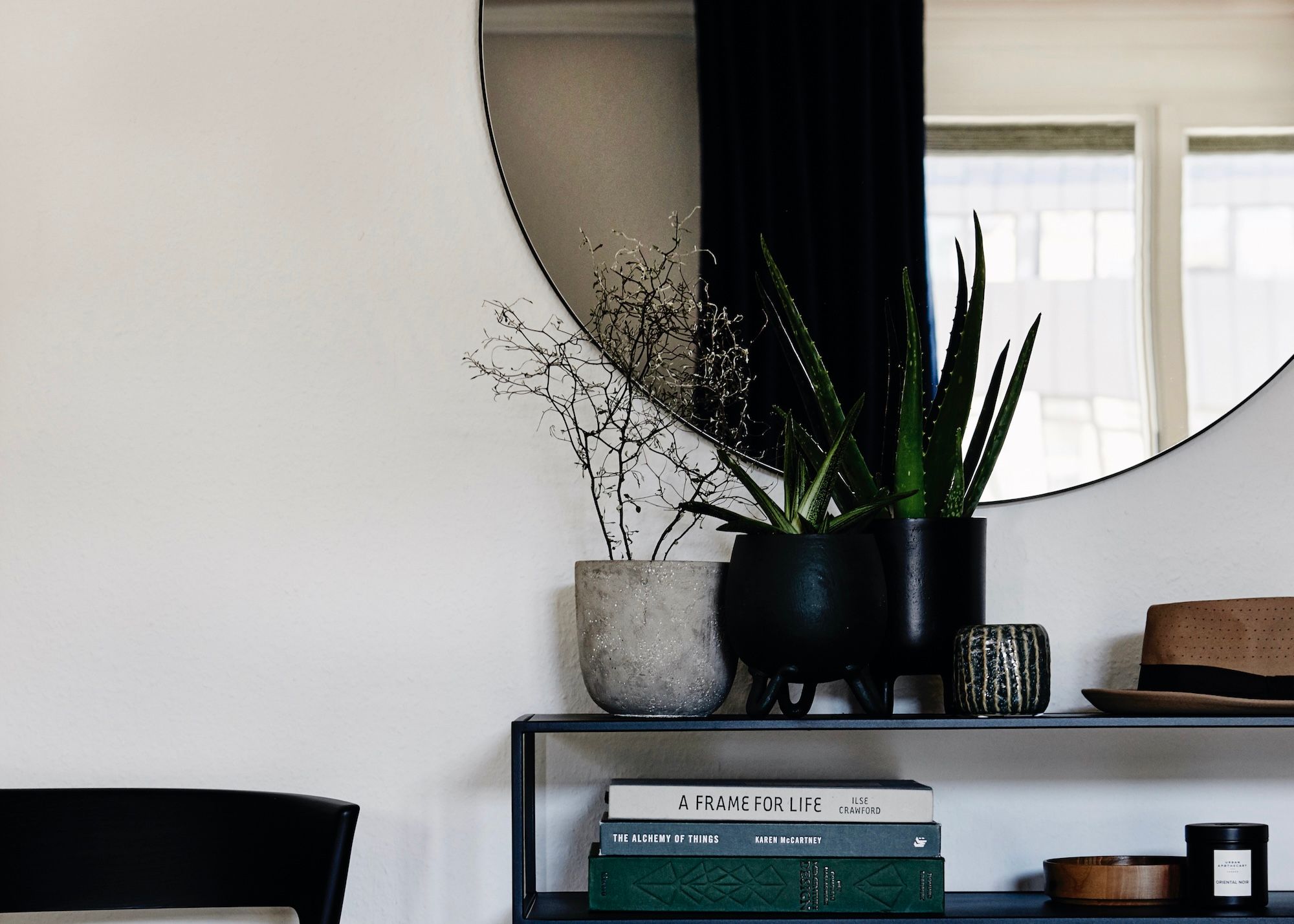 Deko wie Bücher und Pflanzen auf einem Sideboard im Urban Living Stuttgart