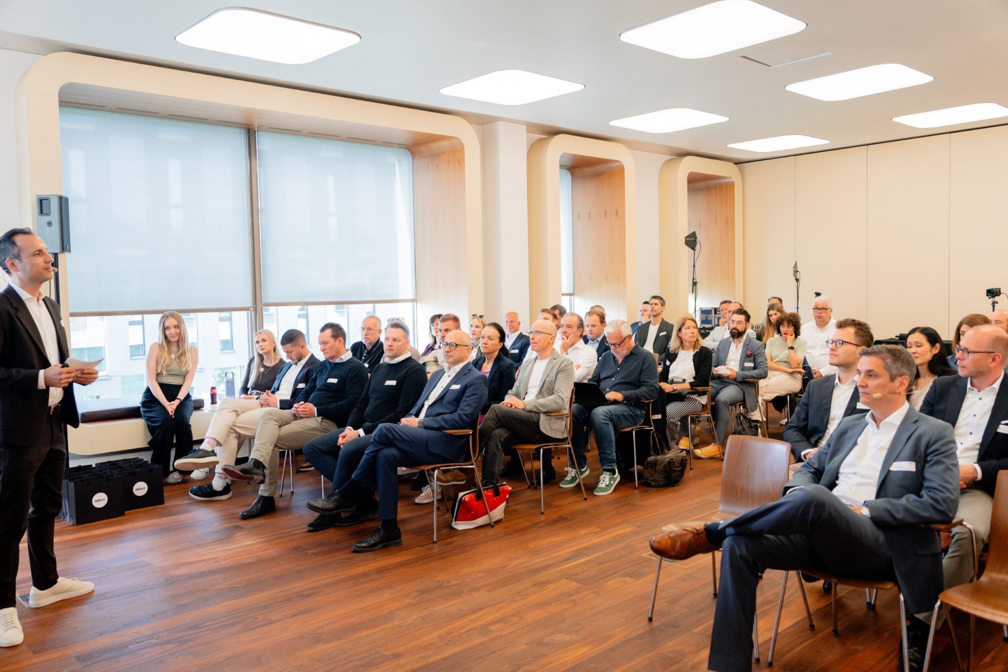 Zu sehen ist der Konferenzraum beim New Living Expert Circle #2 in München.