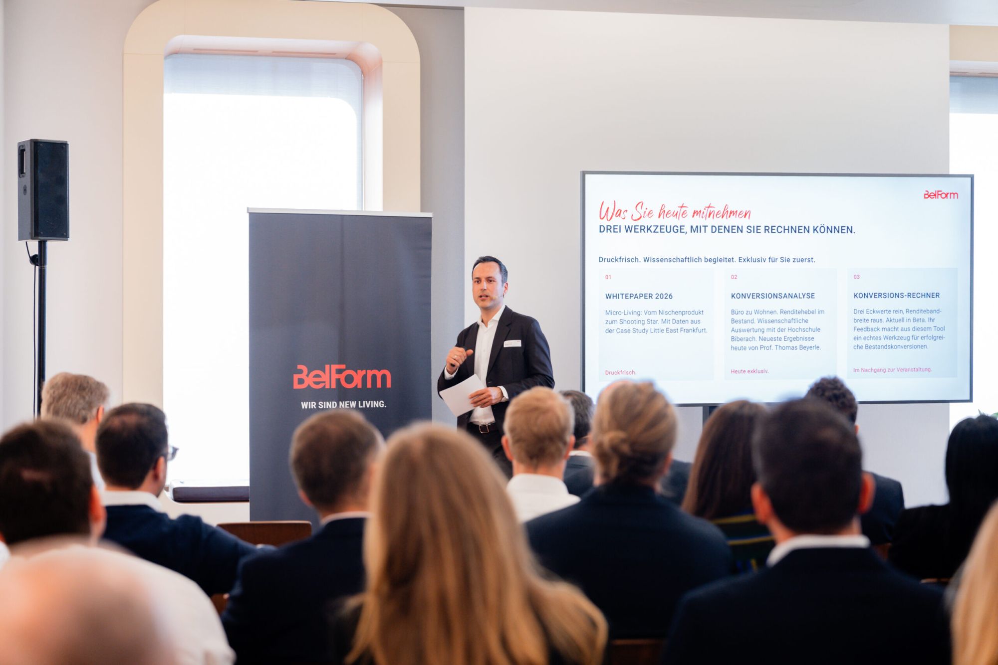 Benjamin Oeckl von BelForm bei einem Vortrag vor Publikum
