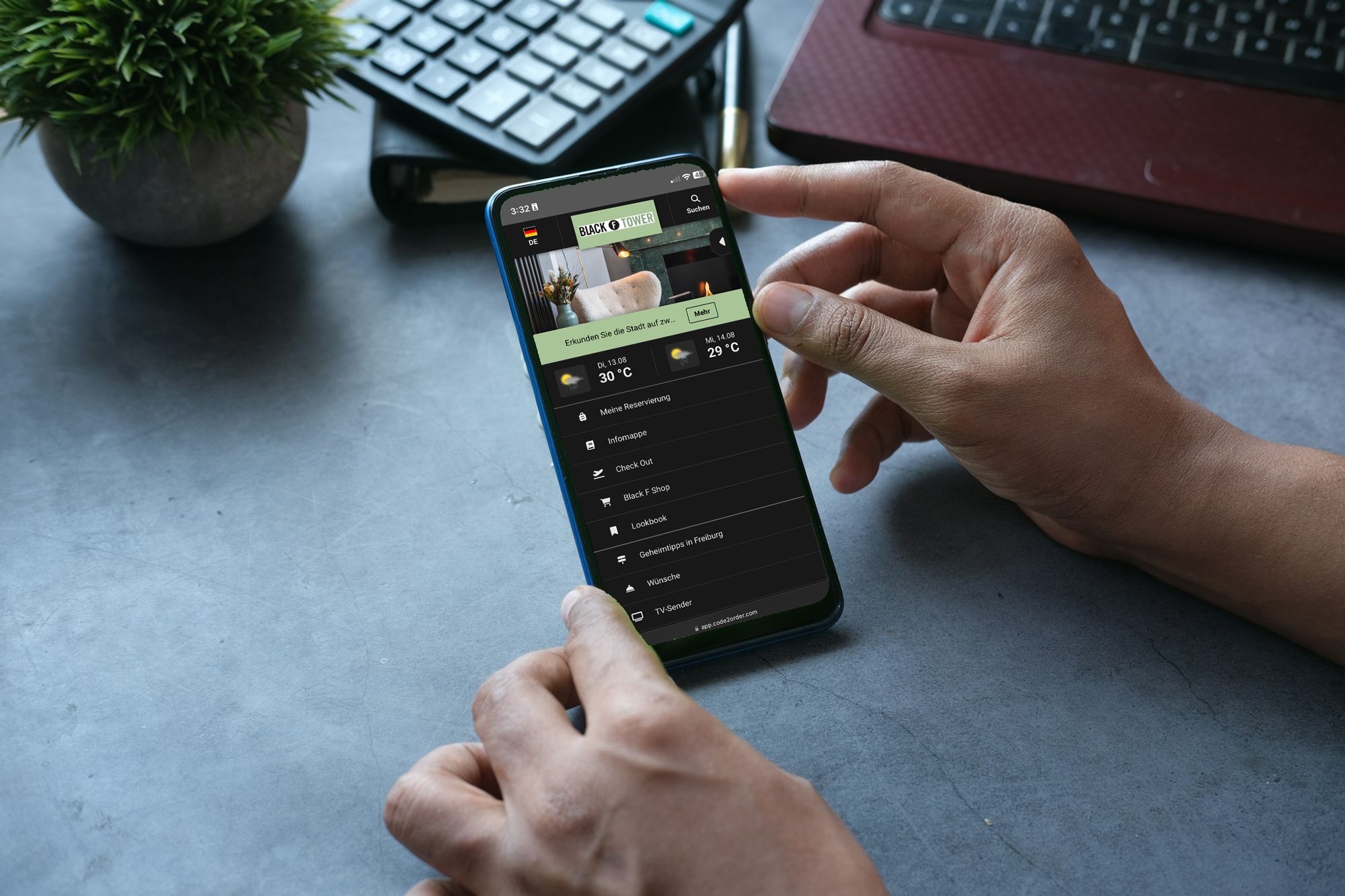 Die App des Black F ermöglicht es den Bewohnern am Smartphone ihren gesamten Aufenthalt zu strukturieren.