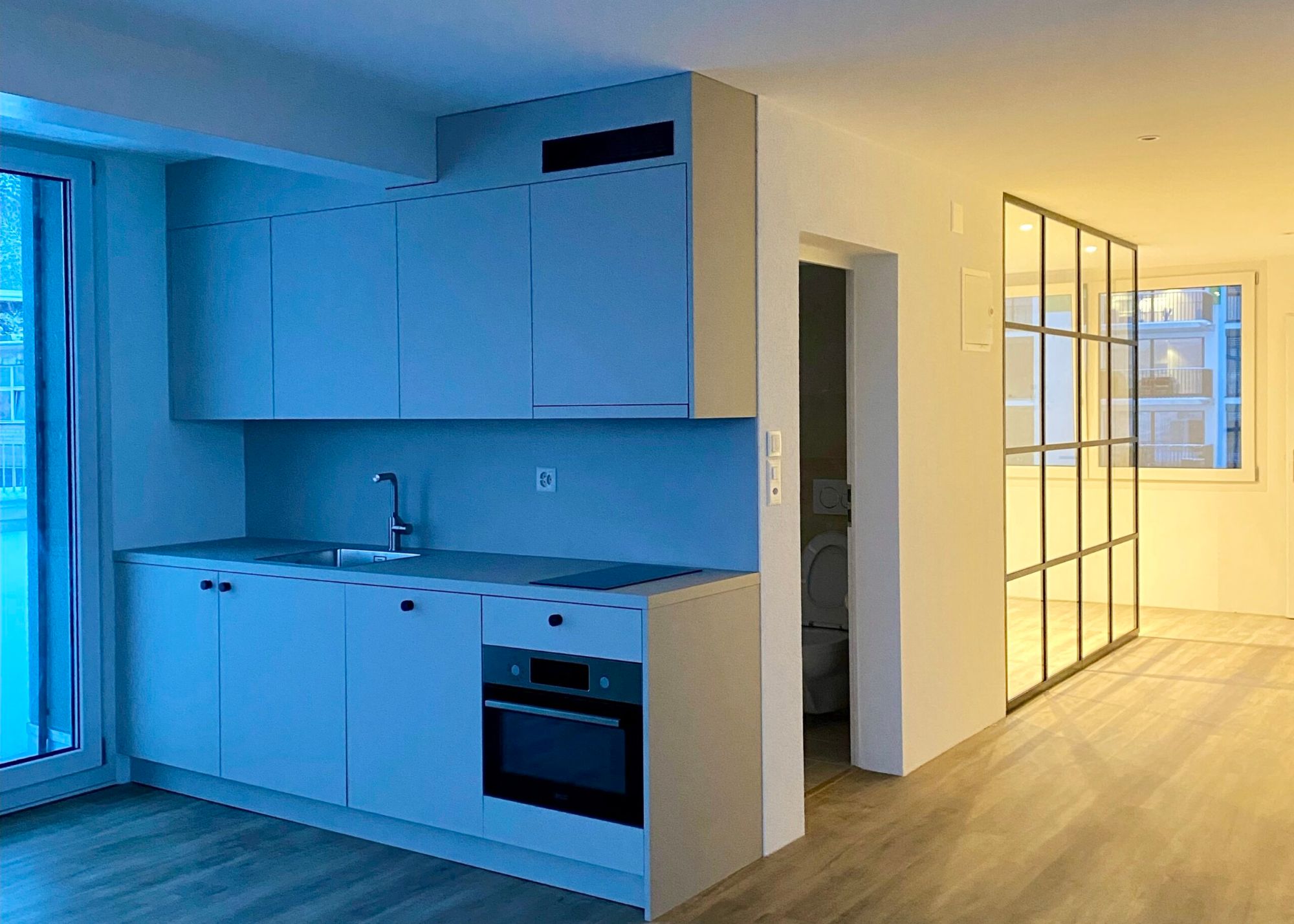 Einblick in das erste BelForm Micro-Living Projekt in der Schweiz, ausgestattet mit modernen Küchen, geräumigen Schränken und edlen Raumteilern.