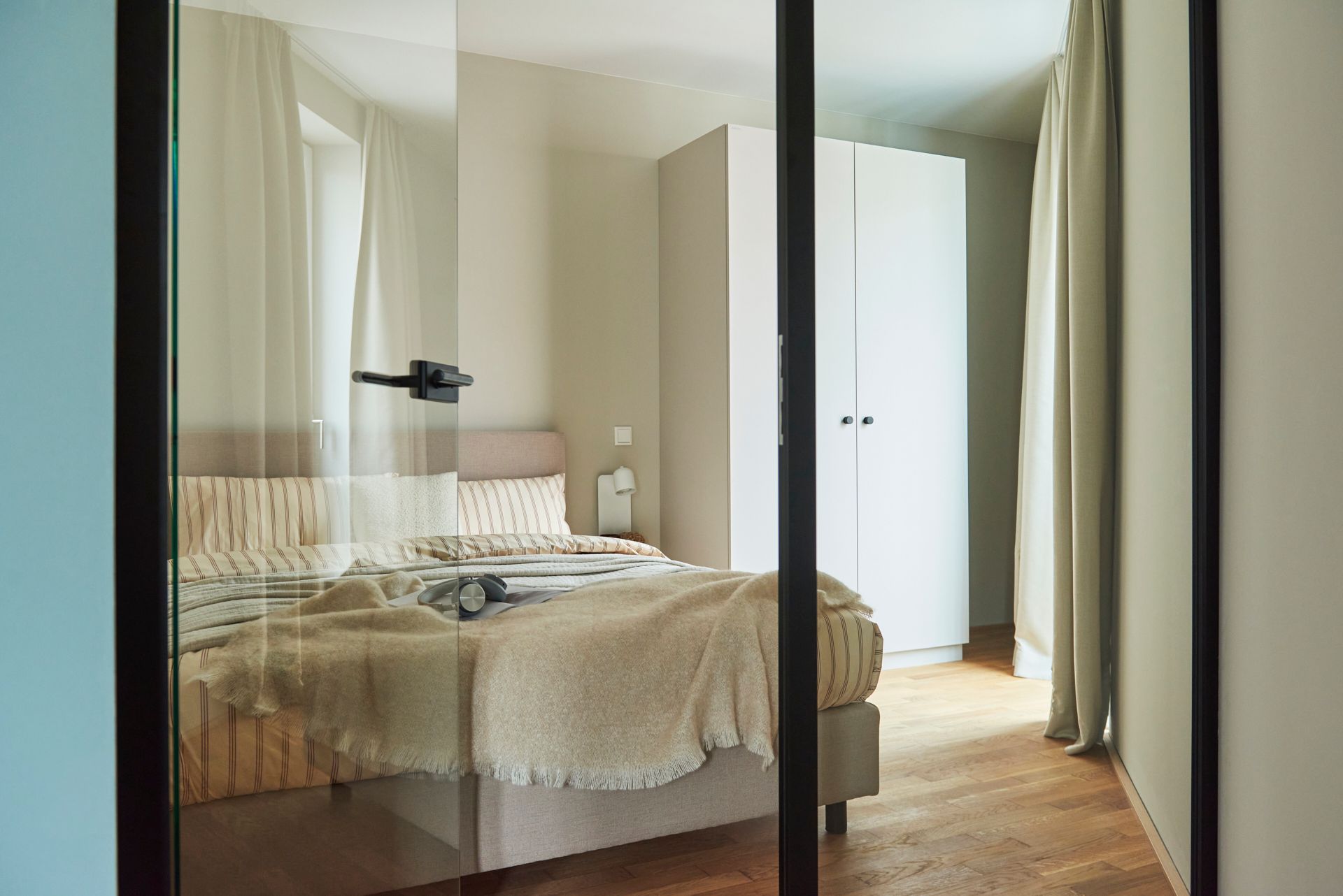 Zu sehen ist das Schlafzimmer in einem Apartment des Little East Frankfurt.
