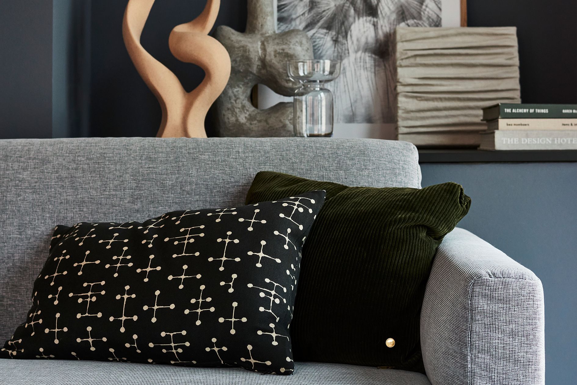 Mona Lisa Urban Apartments Frankfurt: Wohnbereich mit Sofa | BelForm: Wirtschaftlichkeit, Konzept, Innenarchitektur, Einrichtung