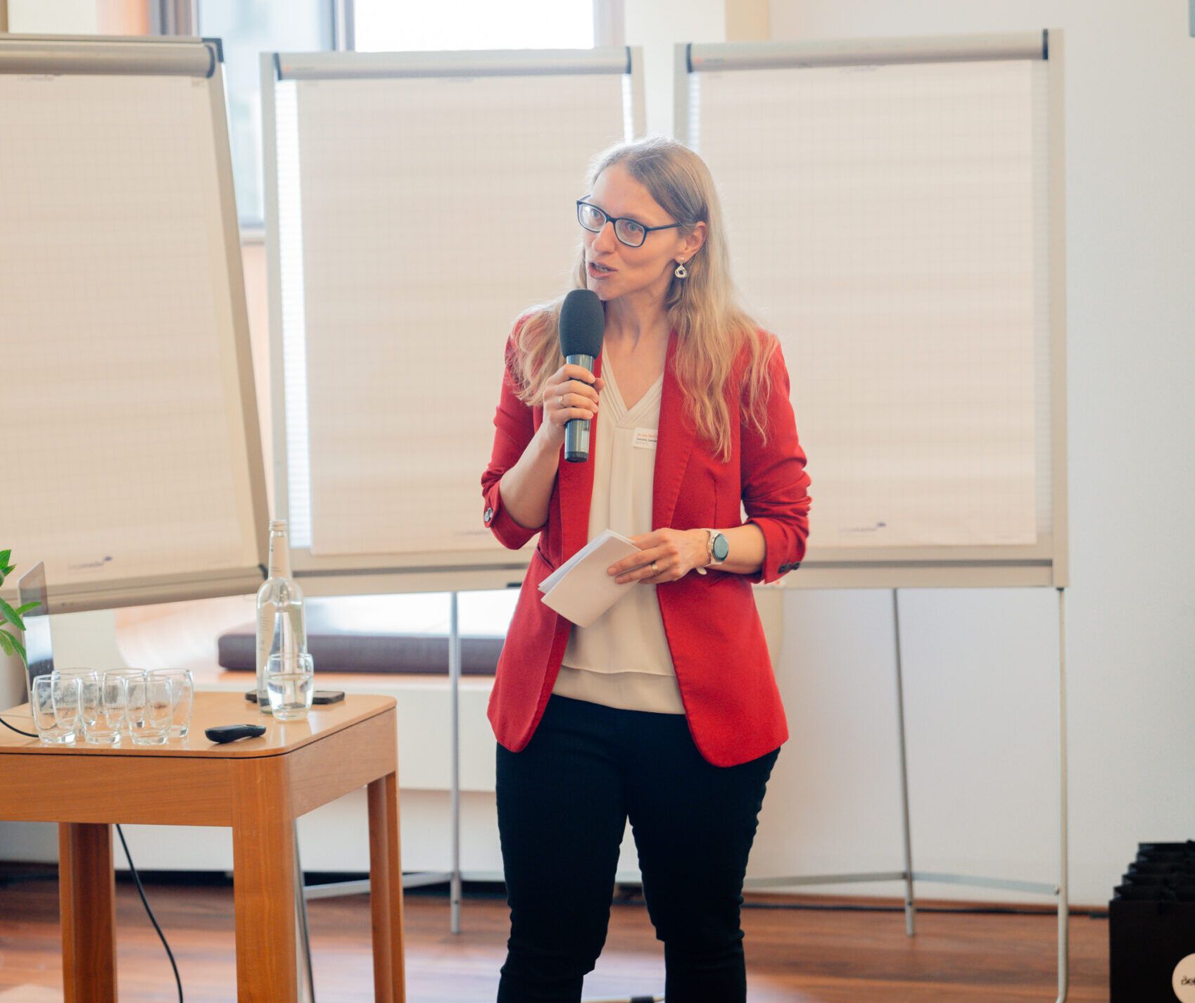 Sandra Gerold von BelForm bei einem Workshop vor Flipcharts