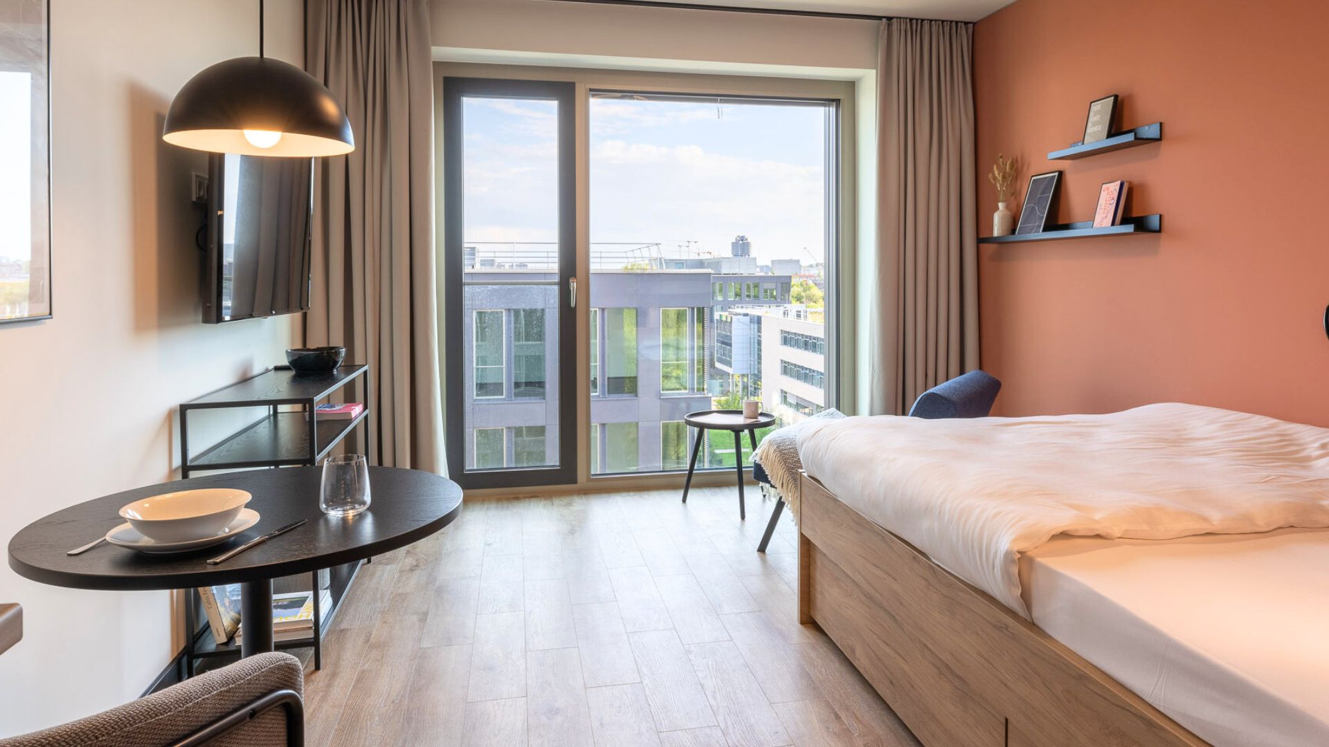 Zu sehen ist ein Zimmer in The Base München.