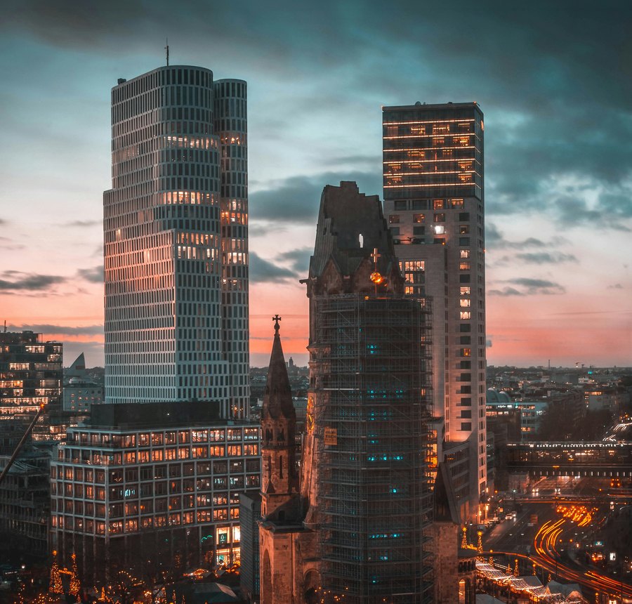 Skyline von Berlin in der Abenddämmerung, Titelmotiv des Micro-Living-Atlas 2026